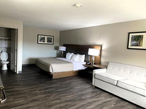 Quality Inn & Suites Near White Sands National Park