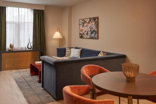 Vesper King Suite with Sofa Bed image 8