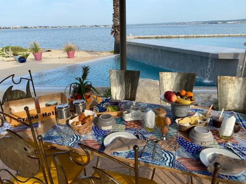 Les Pieds Dans L Eau – Sete, FL