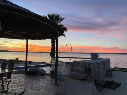 Les Pieds Dans L Eau – Sete, FL