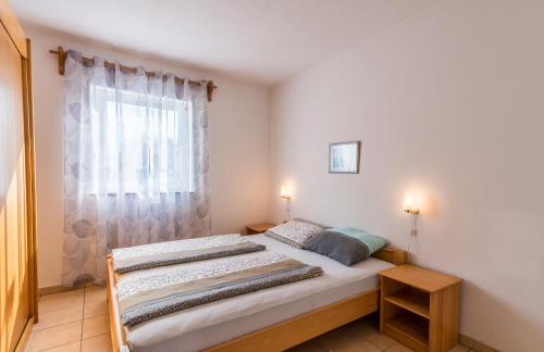 1 queen bed, 1 sofa bed