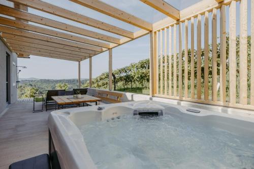 Pezsgőfürdő, WEIN DOMIZIL Zieger in Neuhaus Am Klausenbach