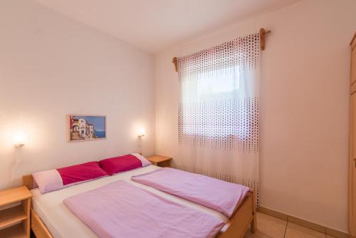 2 bedrooms, 3 beds