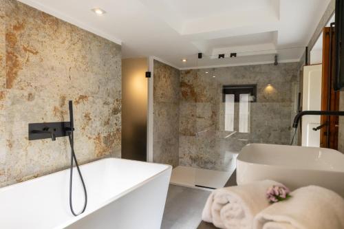 Queen Suite with Spa Bath image 10