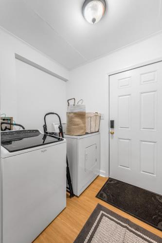 Southern Charm Getaway- 3BR in Park Circle Southern Charm Getaway- 3BR in Park Circle