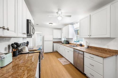 Southern Charm Getaway- 3BR in Park Circle in Charleston, USA