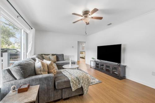 Southern Charm Getaway- 3BR in Park Circle in Charleston, USA