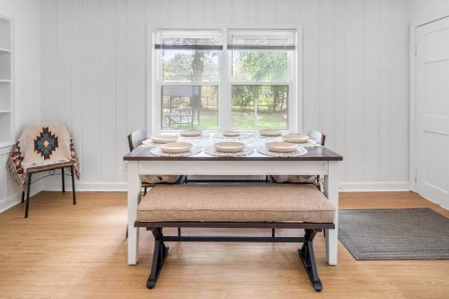 Southern Charm Getaway- 3BR in Park Circle Southern Charm Getaway- 3BR in Park Circle