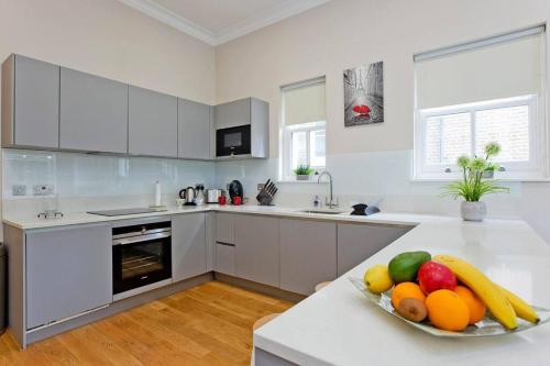 Bright and cheerful studio - image 3