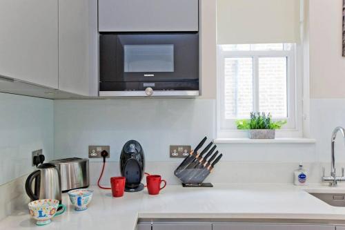 Bright and cheerful studio - image 9