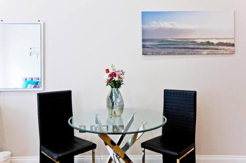 Bright and cheerful studio - image 14