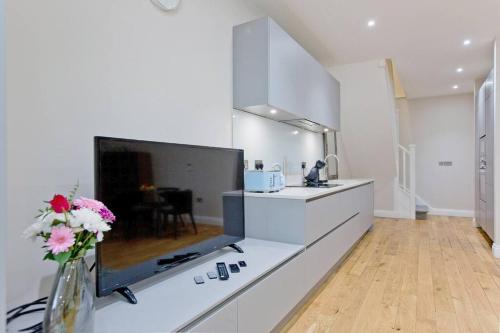 Outstanding 1 bed duplex - image 13