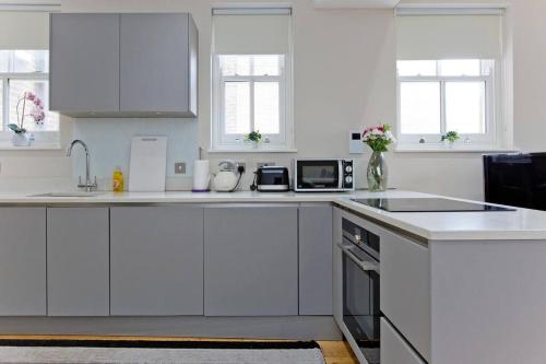 Stylish 1Bed Duplex Kensington - image 3