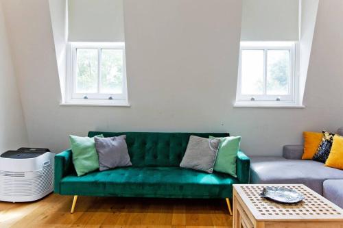 Stylish 1Bed Duplex Kensington - image 2