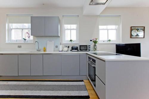 Stylish 1Bed Duplex Kensington - image 4