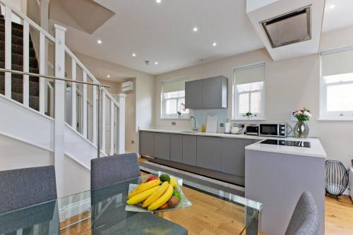 Stylish 1Bed Duplex Kensington - image 5