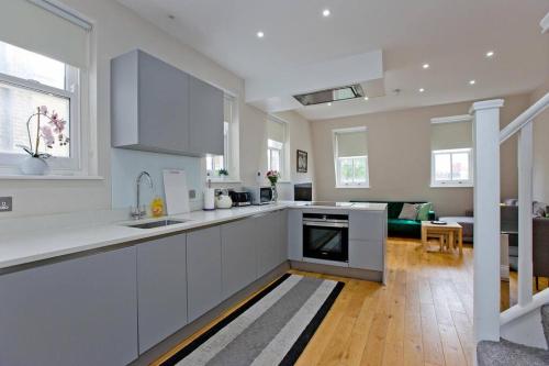 Stylish 1Bed Duplex Kensington - image 7