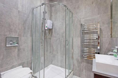 Stylish 1Bed Duplex Kensington - image 10