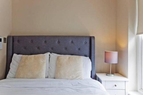 Stylish 1Bed Duplex Kensington - image 13