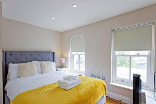 Stylish 1Bed Duplex Kensington - image 14