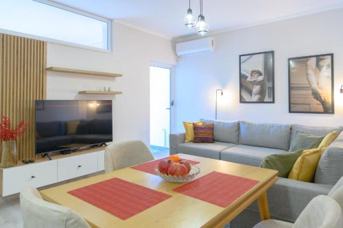 Tirana Cityscape 3- Vibrant Modern Apartment, Tirana (photo 10)