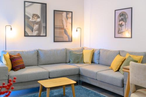 Tirana Cityscape 3- Vibrant Modern Apartment, Tirana (photo 6)