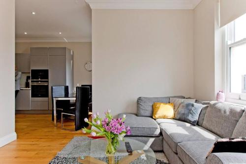 Large 2bed Kensington - image 9