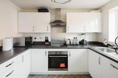Stunning Private room in a Home - TV, Bathroom & Parking! - Fallowfield
