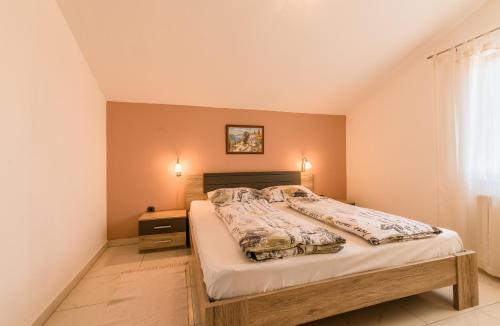 2 bedrooms, 3 beds