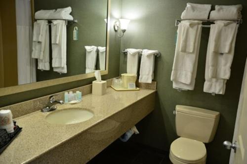 Clarion Inn & Suites at the Outlets of Lake George