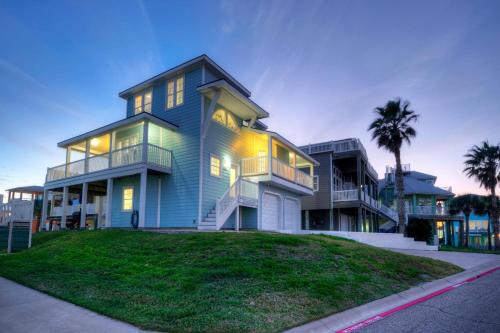 Holiday Beach House by AvantStay Pool Beach