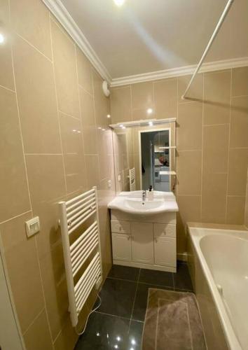Baño, Nice Ouest St Isidore- 2P au calme in Saint-Isidore