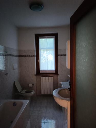 Bathroom, Signorile quadrilocale nel verde di Villa Guardia in Lurate Caccivio