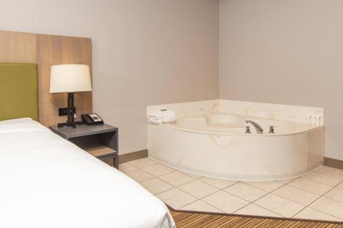 King Suite with Whirlpool - Non-Smoking