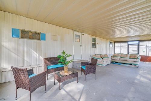 Charming Hernando Retreat with Screened Patio!