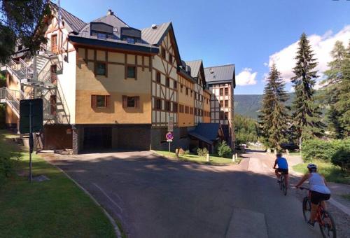 Apartmán u Ski Javor - 1x soukromé parkování (Apartman u Ski Javor - 1x soukrome parkovani) in เพค พอด สเนซคู