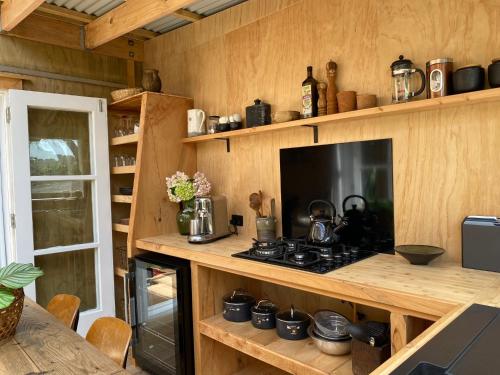 Konyha, The Bay Cottage - Located Directly Across the Road from 2 Swimming Beaches in Great Barrier Island