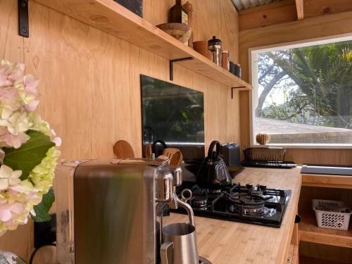 Konyha, The Bay Cottage - Located Directly Across the Road from 2 Swimming Beaches in Great Barrier Island