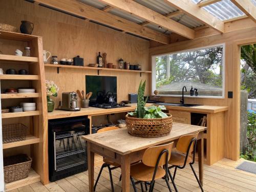 Létesítmények, The Bay Cottage - Located Directly Across the Road from 2 Swimming Beaches in Great Barrier Island