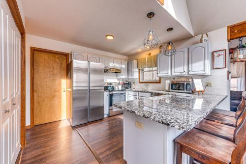 Poconos Hideaway in Arrowhead Lake with Game Room! in Pocono Lake, USA