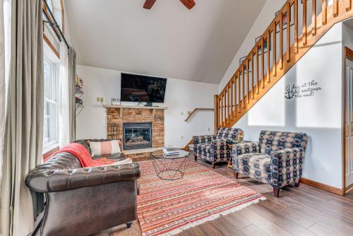 Poconos Hideaway in Arrowhead Lake with Game Room! in Pocono Lake, USA