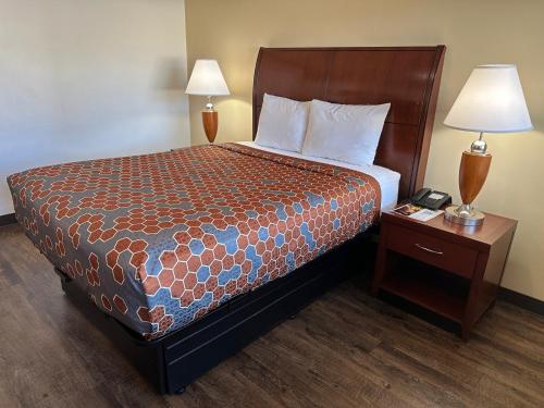 Desert Sands Inn & Suites - image 11