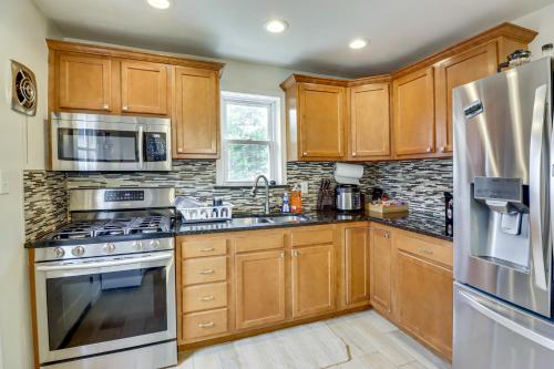 Maryland Home with Deck 8 Mi to Washington, DC in เชเวอร์ลี (แมรีแลนด์)