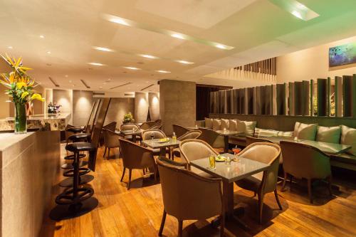 罗萨莱斯广场酒店