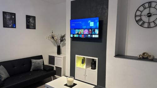 Modern 2 Bed near Turf Moor Football Stadium, Parks, Canal and Lake