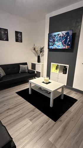 sala de TV, Modern 2 Bed near Turf Moor Football Stadium, Parks, Canal and Lake in Burnley