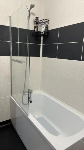 Ducha, Modern 2 Bed near Turf Moor Football Stadium, Parks, Canal and Lake in Burnley