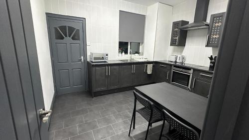 Cocina, Modern 2 Bed near Turf Moor Football Stadium, Parks, Canal and Lake in Burnley