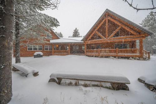Luxury Lodge Perfect for Family Reunions /Retreats in Island Park, USA