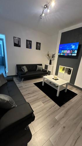 Modern 2 Bed near Turf Moor Football Stadium, Parks, Canal and Lake in Burnley